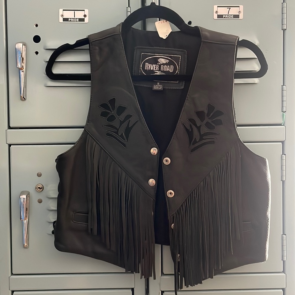 Vintage Women’s River Road cropped Leather Vest w/ tie sides Perfect cond.